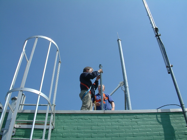 Piet PA1HPM en Alex PA3FZW - Plaatsing antenne (2).jpg